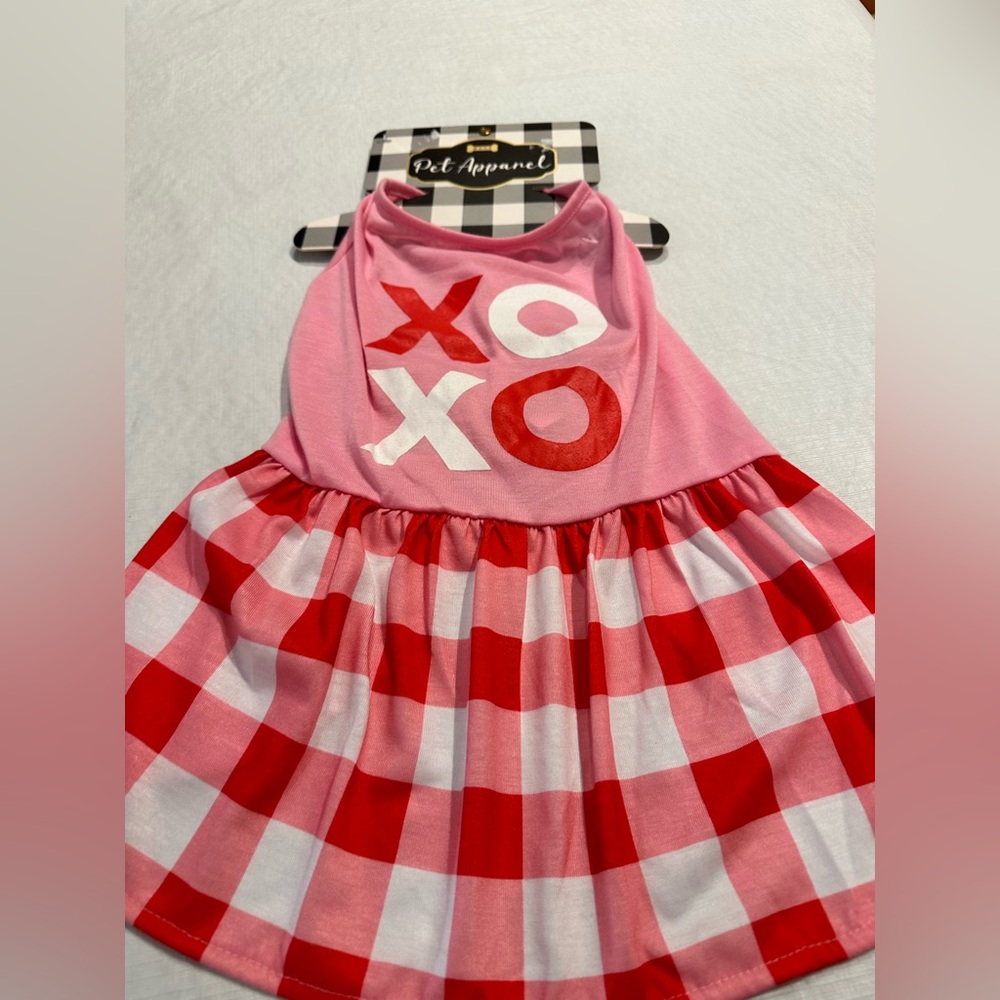 NWT WOOF Pet Apparel Pink and Red Valentines XOXO Dress. Size L